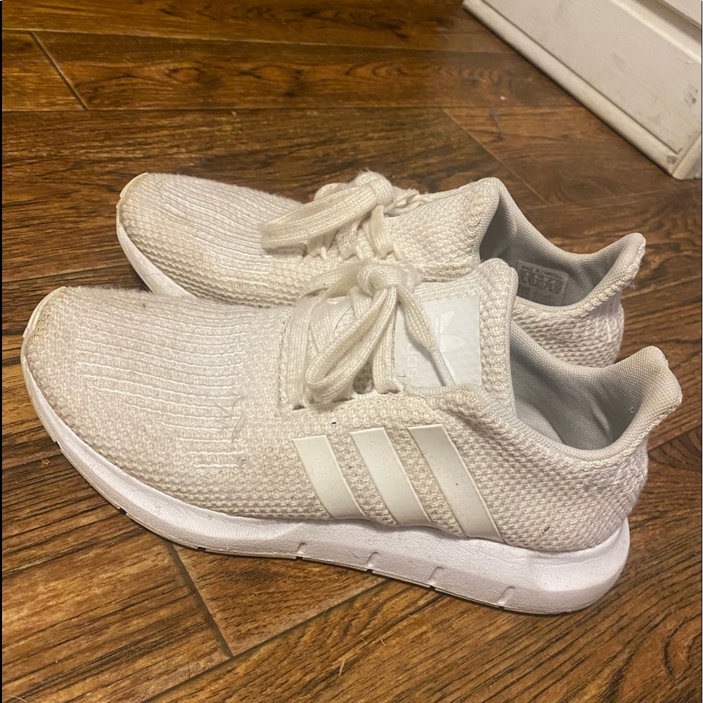 Girls Adidas shoe / Size-5 / White